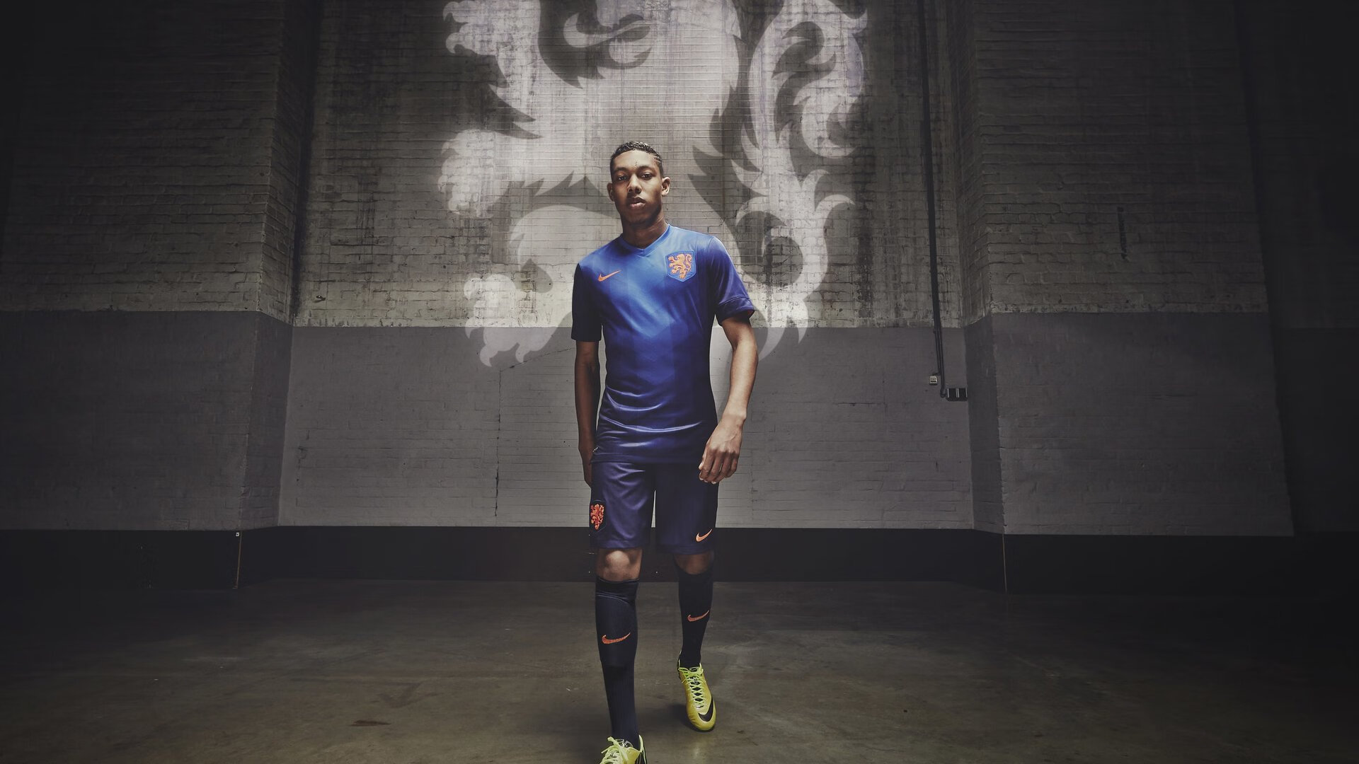 五大联赛是否推进反向控球思维重塑中场结构,反向投球